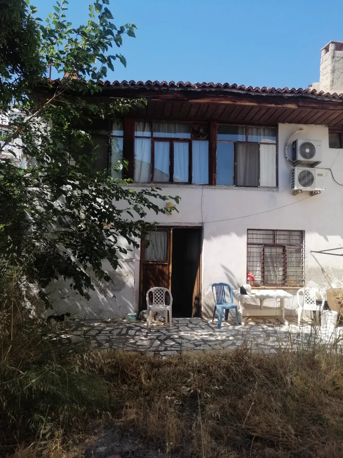 Karamehmet Taşçılar Sokak'ta taş desenli taşlığı ve ahşap doğramalı üst katıyla iki katlı bahçeli kârgir ev